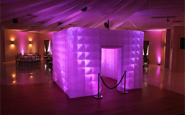 Enclosed photo booth rental chicago